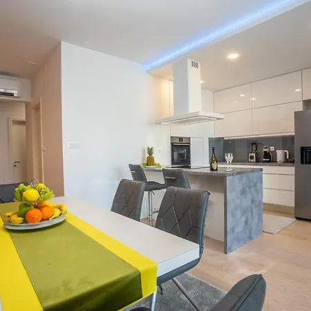 Seaside Haven Apartman *